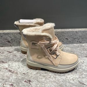 Sorel Women’s Tivoli IV Boot Size 7. Color nova sand chalk.